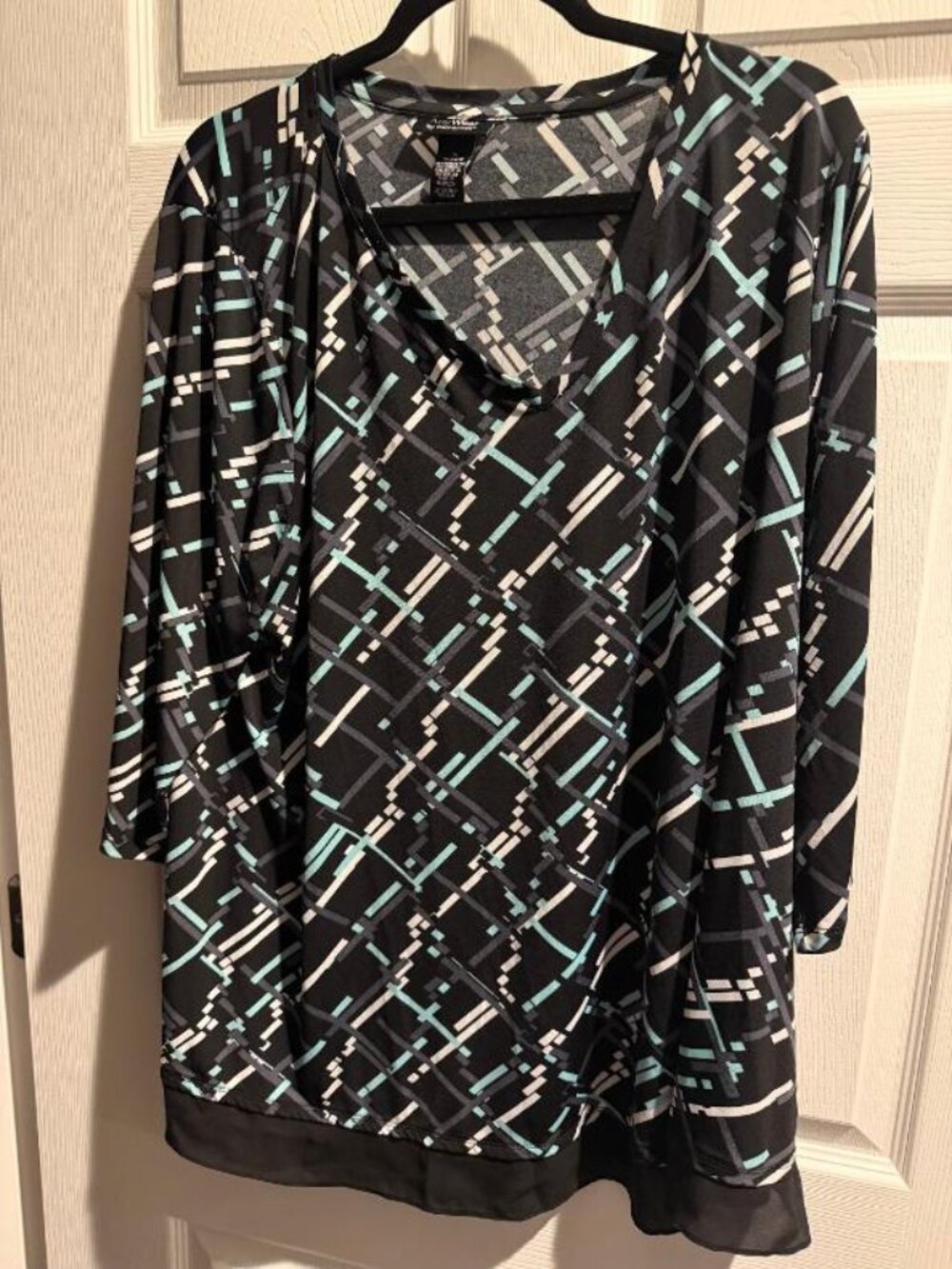 AnyWear by Catherines Tunic Top 1X 18/20W Black Abstract V-Neck